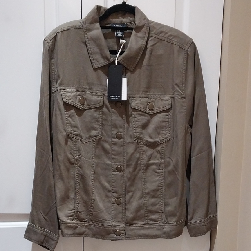 Nwt Army Green 1x & 2X  Jean Jacket with Relaxed Fit and Collared Neckline